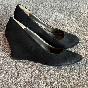 Black wedge heels